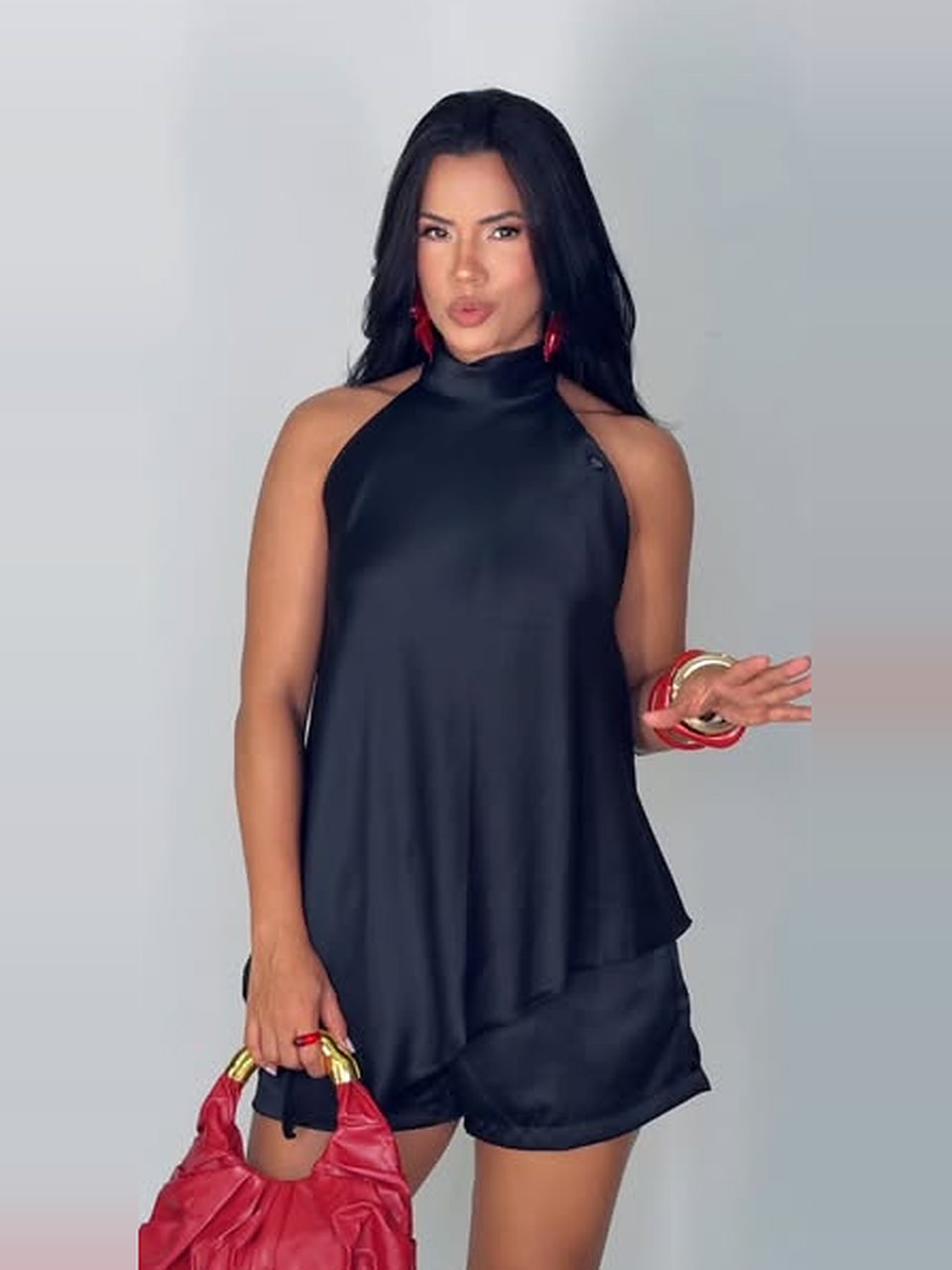 Blusa frente única de cetim preto com bolsa vermelha