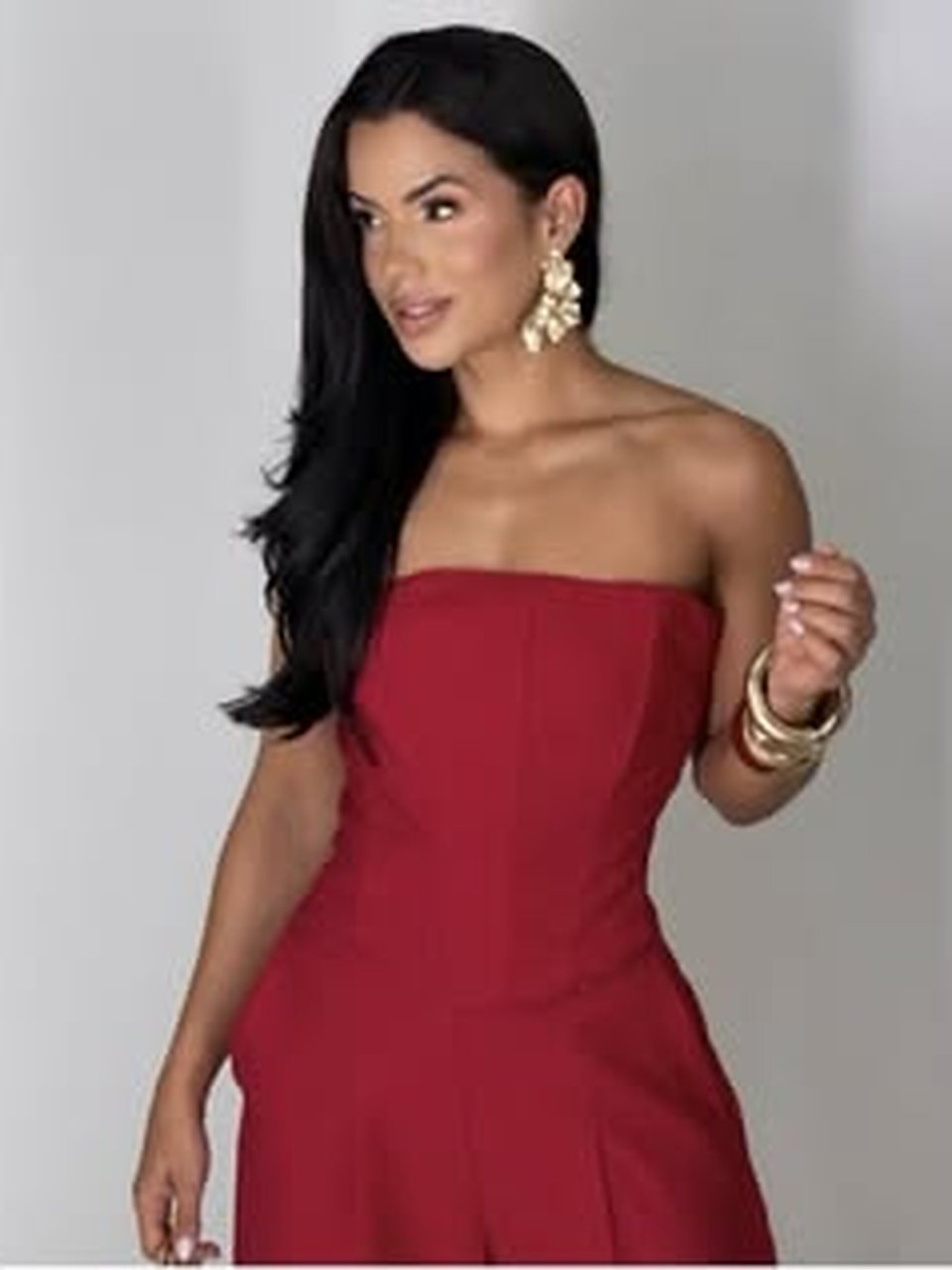 Macacão vermelho tomara que caia, detalhe do busto e dos brincos